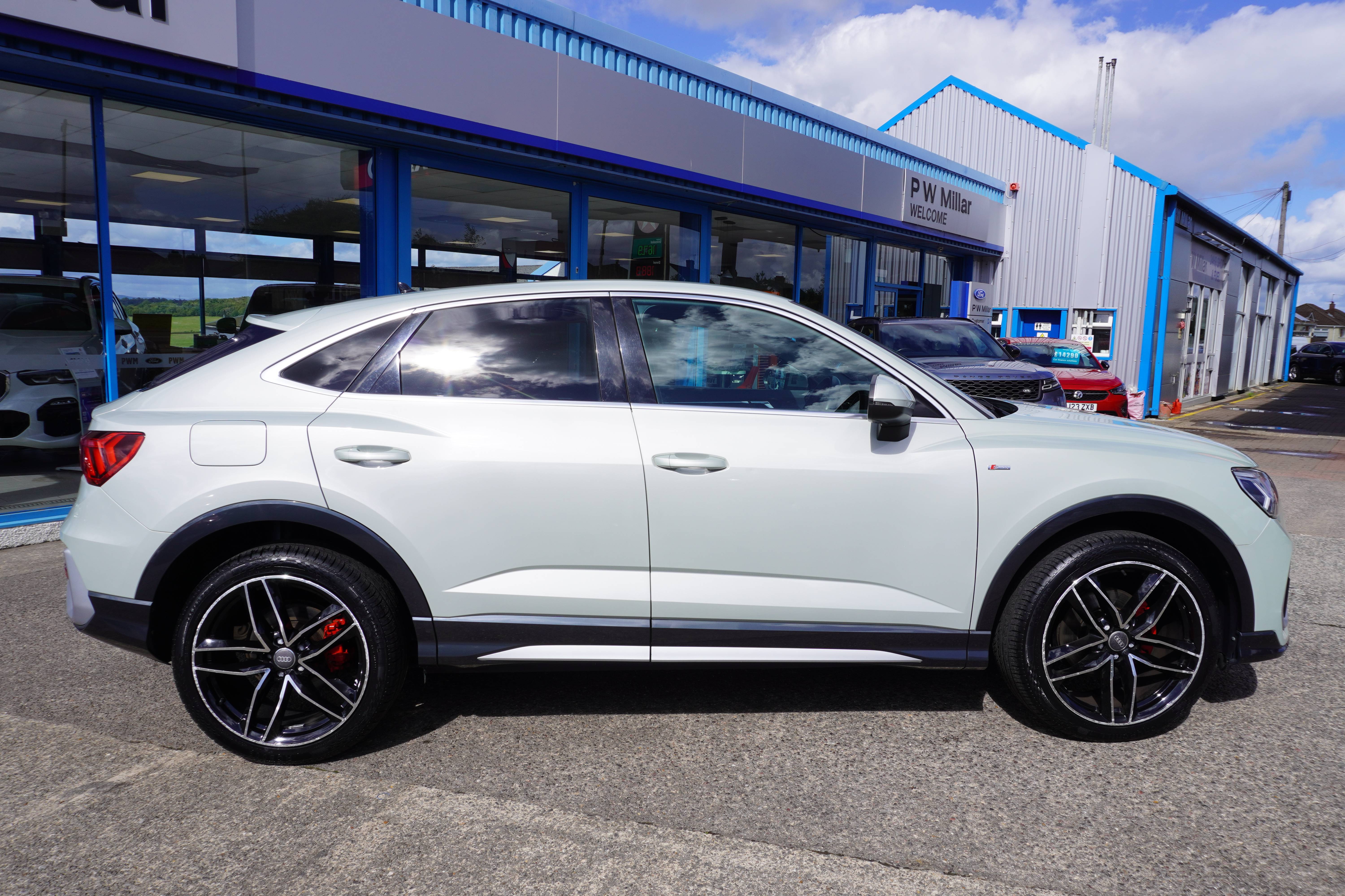2020 20 AUDI Q3
